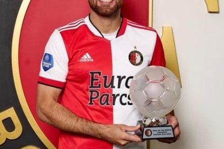 جایزه گل ماه فاینورد در دستان ستاره گیلانی