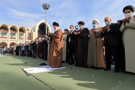 مسئولان بر حل مسائل اصلی کشور تمرکز کنند