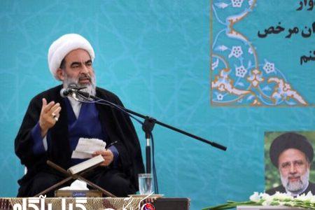 امام خمینی(ره) انقلاب را با نگاه به قرآن و اسلام گسترش داد