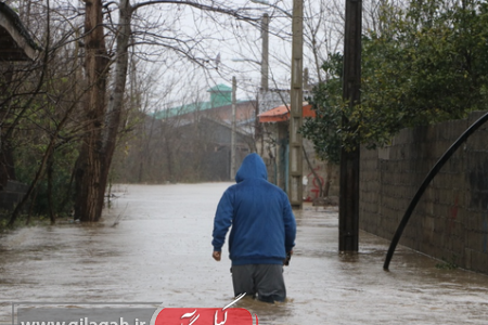 ۸۰۰ خانوار پیربازاری درگیر سیلی که کوچه‌ها را رودخانه کرده است | آذوقه بین شهروندان توزیع شد