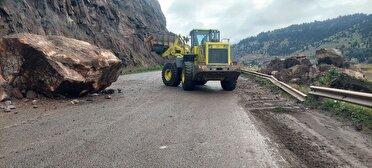 ریزش کوه و سقوط سنگ بزرگ در جاده رستم آباد – رودبار