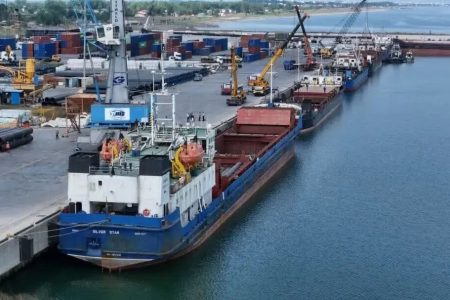 رکورد تخلیه و بارگیری در مجتمع بندری کاسپین شکسته شد