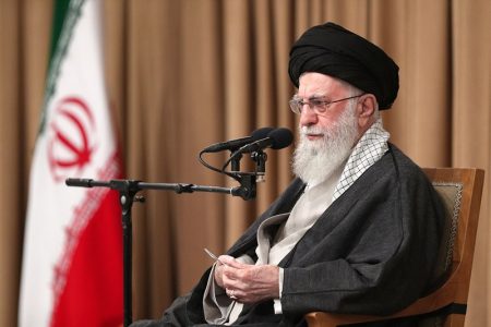 رهبر انقلاب: معیشت مردم مهمترین مسئله است/ برای انضباط بازار چاره‌اندیشی شود